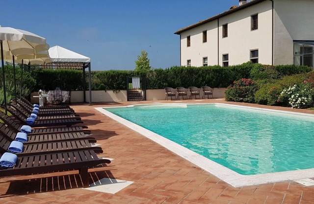 Estupenda casa de vacaciones privada con WIFI, jacuzzi, piscina privada, sauna, A/C, TV, patio