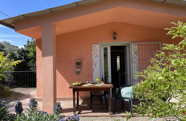 Estupenda casa de vacaciones privada con A/C, WIFI, TV, patio, mascotas permitida y aparcamiento