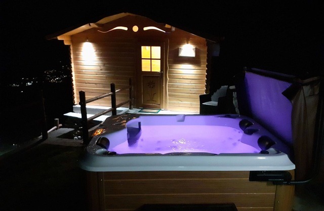 Maravillosa casa de vacaciones privada con jacuzzi, TV, patio, mascotas permitida y aparcamiento