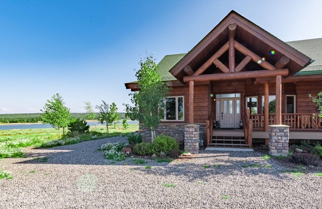 Stunning property with water and mountain views - Sleeps 10