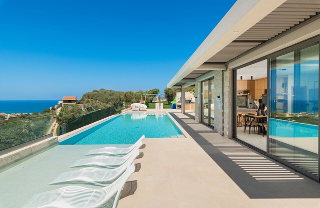 Stunning property with daily cleaning, sauna, gym, fire pit by etouri