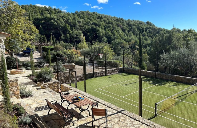 Impresionante casa de piedra provenzal con increíbles vistas y jardín