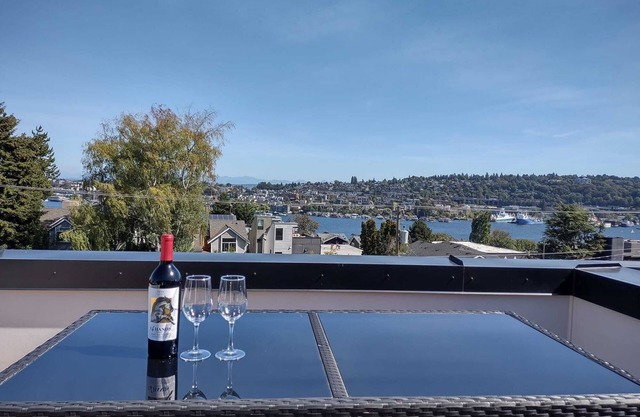 Stunning Queen Anne 4B3B w/ Lake Views & Rooftop