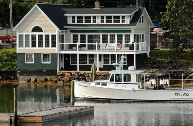 ¡Impresionante casa frente al agua renovada, muelle privado de aguas profundas y abundancia de Windows!
