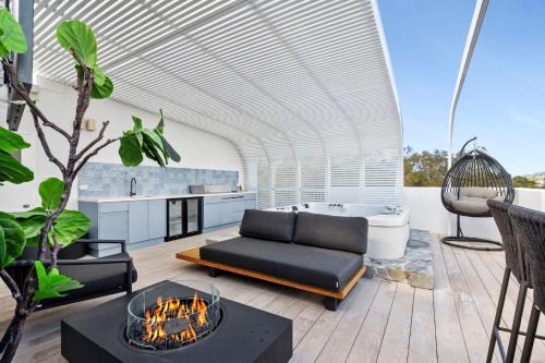 Stunning Rooftop Retreat with Private Jacuzzi on the Maroochy River