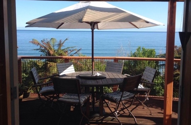 Impresionantes vistas al mar, puestas de sol en una romántica y acogedora casa de vacaciones Kiwi