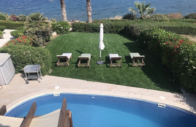 Impresionante villa frente al mar de 2 dormitorios con piscina privada