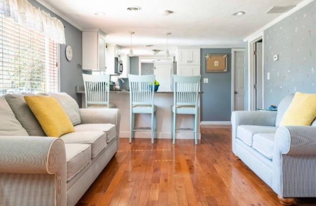 Stunning seaside cottage, walk to beach, family + pet, sleeps 6