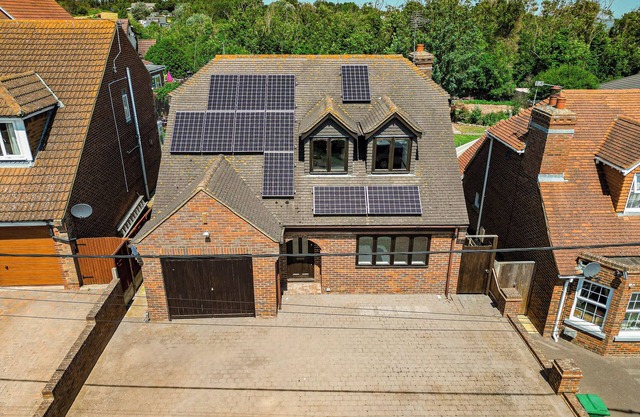 Stunning Seaside House - Sea Views & Hot Tub - Few Minutes Walk to sea and Beach