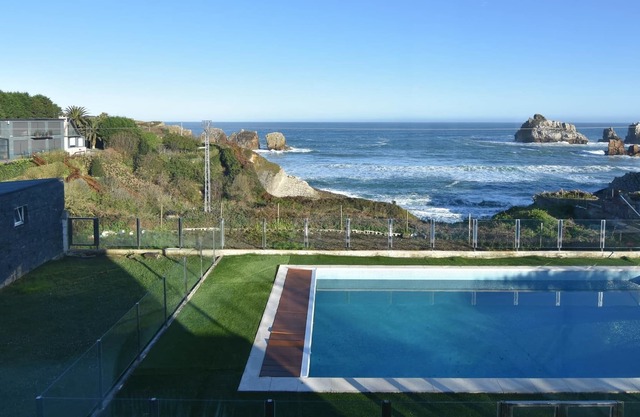 Impresionante villa al borde del mar con piscina