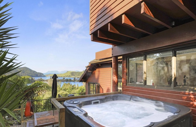 Stunning Secluded Lake Views - 4 Bedrooms with Spa and Lake Views