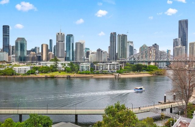 Stunning! Skyline City, Water + Story Bridge Views