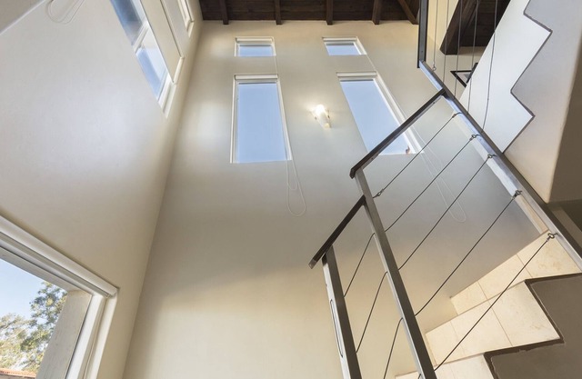 Impresionante, espacioso 6 BD / 4. 5 baños en casa en campo de golf con hermosas vistas al mar