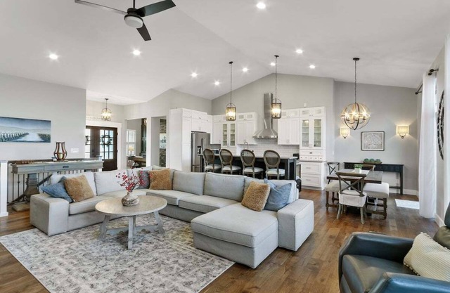 Stunning & Spacious Lookout Lodge |Half Acre Property |Floor-Ceiling Windows & Fireplace |Tree Views