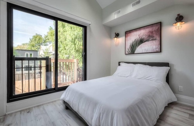 Stunning Split-level 2BR Loft near Dundas Sq