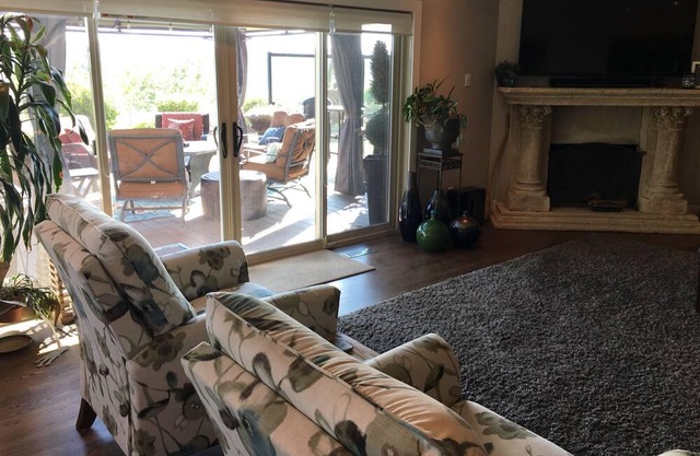 Impresionante casa respalda en el parque con vistas a la montaña,