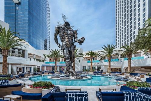 Stunning Strip View Studio w BALCONY ACCESS 35308