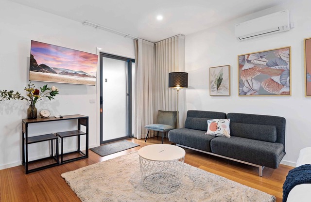 Stunning Studio Apartment Near Public Transport