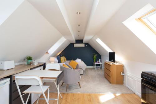 Stunning studio flat with dedicated private garden