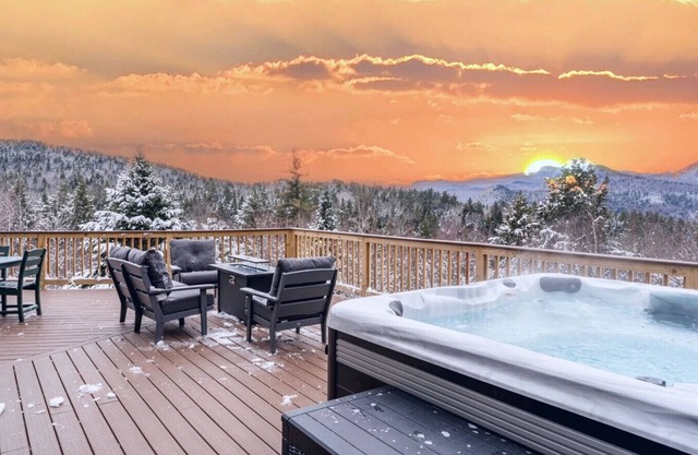 Stunning Summer Mtn Home Near Lake, Pet Friendly 🚣 🌲 🎱 🏓