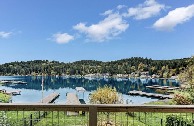 Stunning Summit Lake Home! Hot tub and Kayaks!
