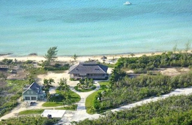 Exquisito Sunset Beachfront Estate
