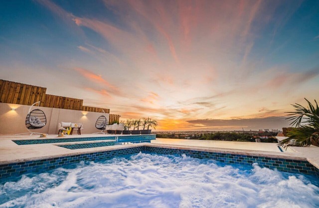 Stunning Sunset Views, Big Pool, Hot Tub, Sleeps 8