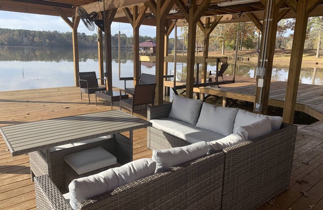 Stunning Sunsets - Lake Sinclair House! 5 Bedroom 3 Bath Home with Private Dock