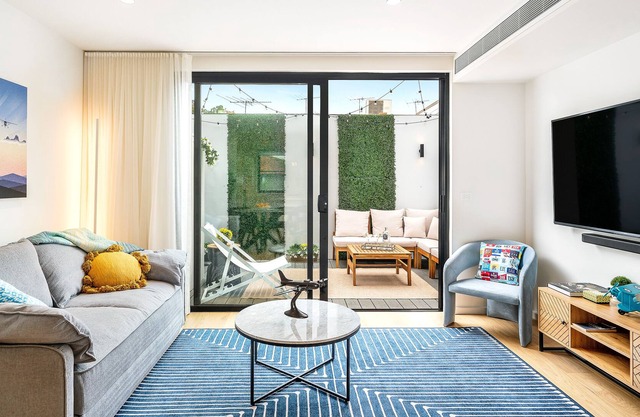 Stunning themed house in prime location - minutes from the beach!