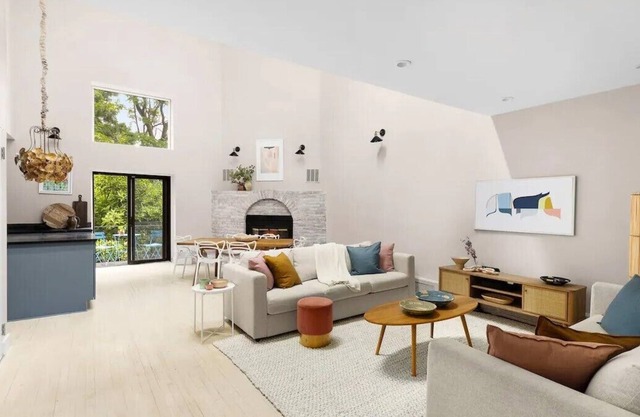 Stunning top 2 flrs of 25' wide townhouse quiet & bright