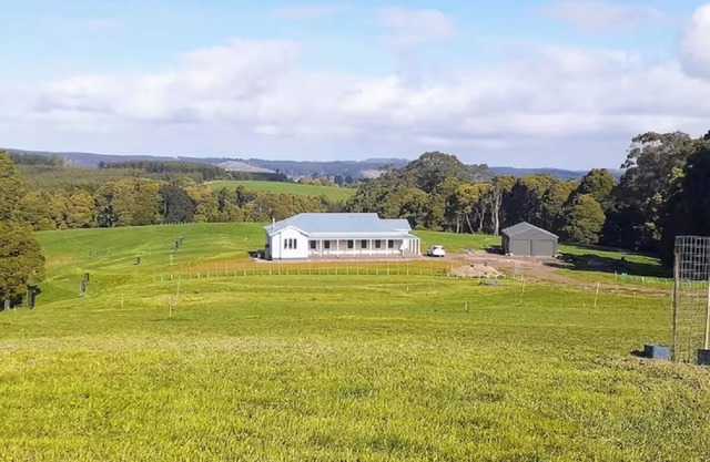 Stunning top of the Otways /spotless new-build retreat of 3-4 (opt) bedrooms.