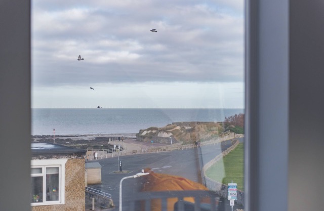 Stunning townhouse with sea views and parking, a short walk to the beach, sleeping 8 guests minutes