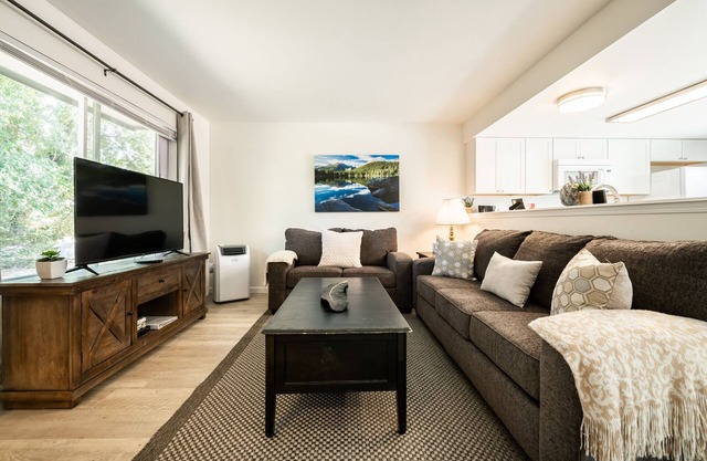 ❀ Stunning ❀ Townhouse with A/C! Sleeps 5 People