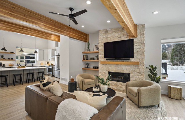 Stunning townhome in Girdwood w/ game room and sauna!