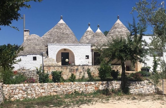 Trullo con piscina privada y vistas panorámicas ubicado en su propio olivar privado.