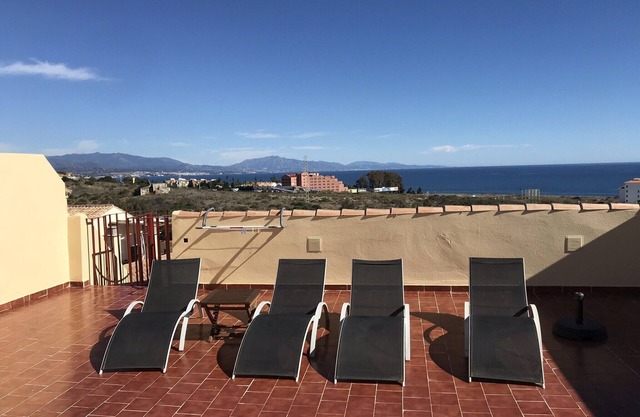 Impresionante apartamento de dos dormitorios a 500 metros de la playa con vistas al mar.