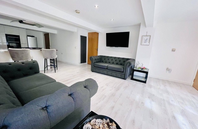 Stunning unique 2 bedroom 2 bathroom studio apartment private parking