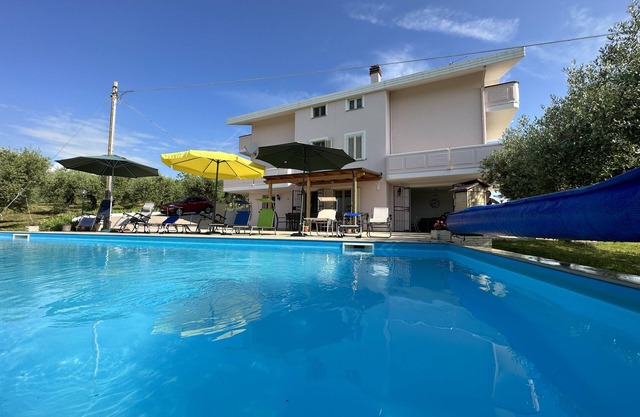 Impresionante villa espaciosa para 12, 6 habitaciones, entre las montañas y el mar.