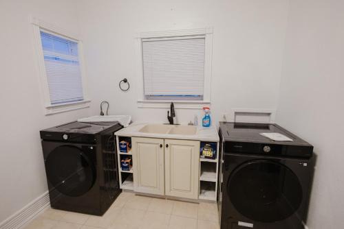 Stunning Victorian 3BR Sleeps 10