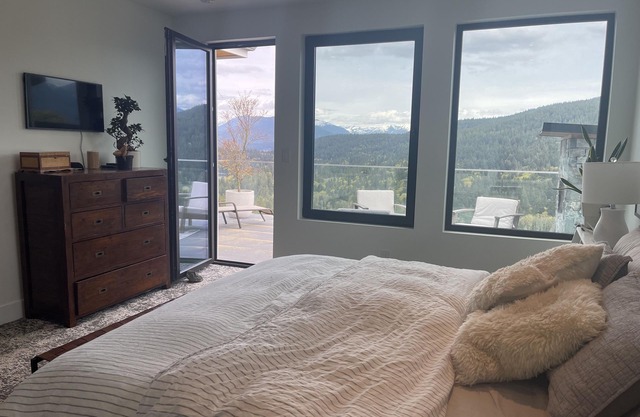 Stunning View Home on Bowen Island