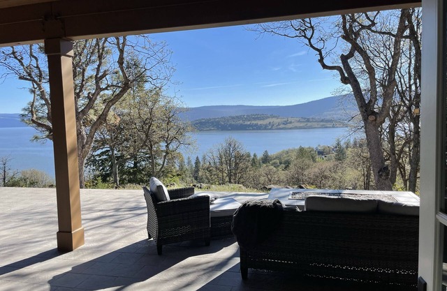 Stunning views and minutes from Running Y Ranch Resort golf course!