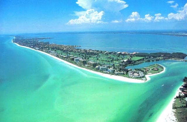 Stunning Views, Directly on beach, Pool, Private Corner Unit