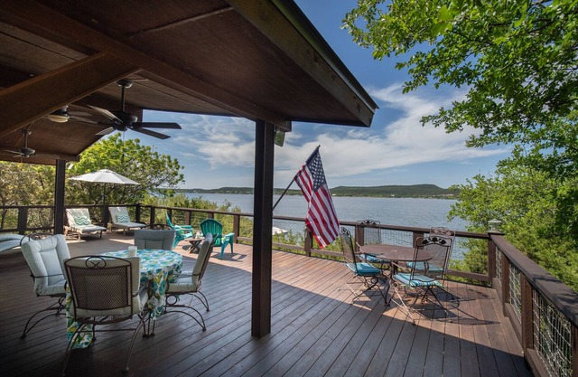 ¡Vistas impresionantes! Enchanting Peninsula Lake Front Home con muelle, kayaks, senderismo