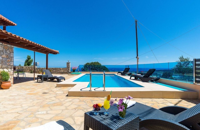 Stunning Views Flat w. Pool, Near Iconic Beachesnn