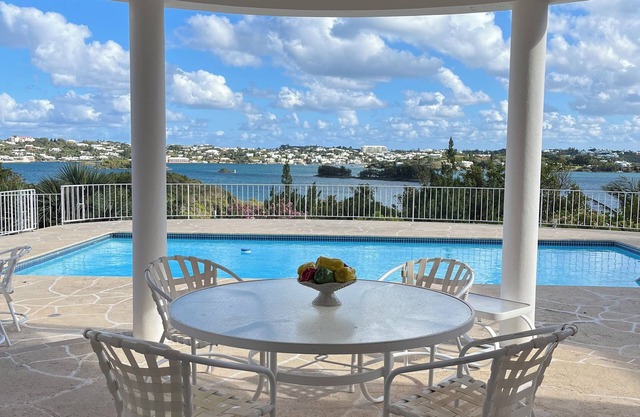 Stunning views, large pool, close to Hamiltonn