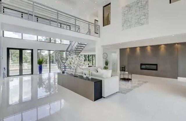 Stunning Villa with 6 BR, 5.5 Baths, on 2.9 Acres