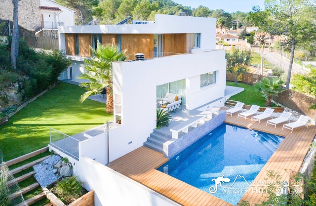 Impresionante Villa Angeles con piscina privada y aire acondicionado en una zona tranquila cerca de Sitges