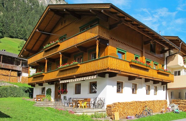 Maravillosa casa de vacaciones para 14 personas con WIFI, TV, balcón y aparcamiento