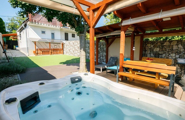 Preciosa casa de vacaciones con WIFI, jacuzzi, A/C, TV, balcón, mascotas permitida y aparcamiento