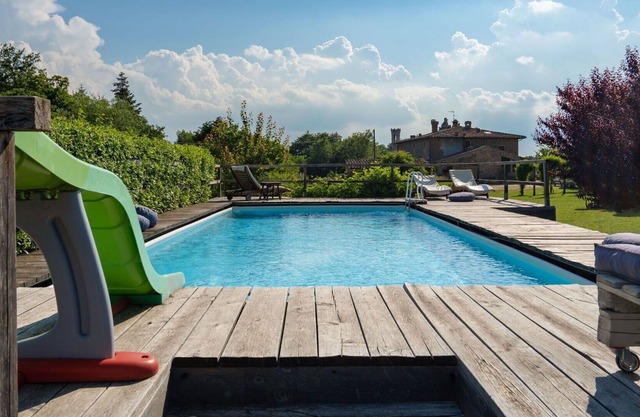 Stunning villa for 6 people with WIFI, private pool, TV, patio, pets allowed and parking